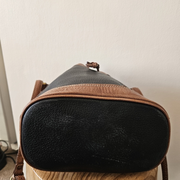 Liz Claiborne Vintage Black and Tan Shoulder Bucket Bag - Picture 5 of 11